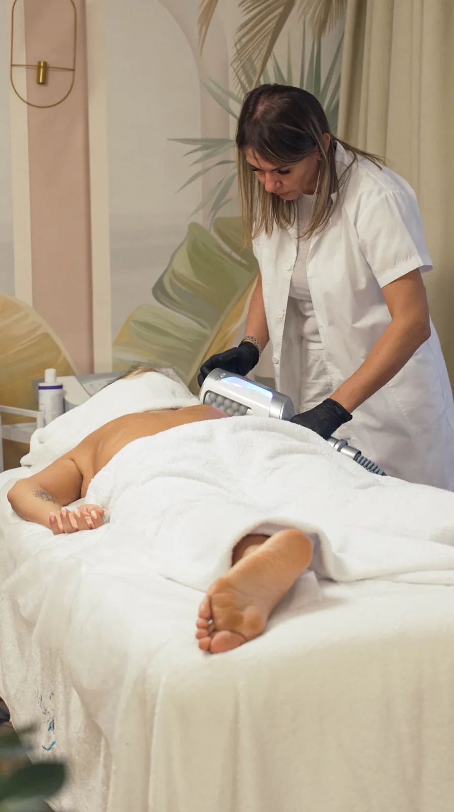 Terapeuta Cellulite Expert în timpul unui tratament Endospheres Evolution pentru corp
