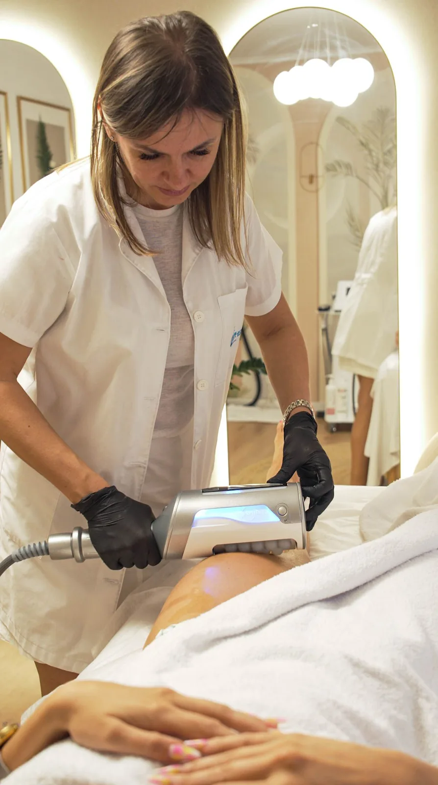 Terapeuta Cellulite Expert aplică tratamentul Endospheres Evolution pe picioare